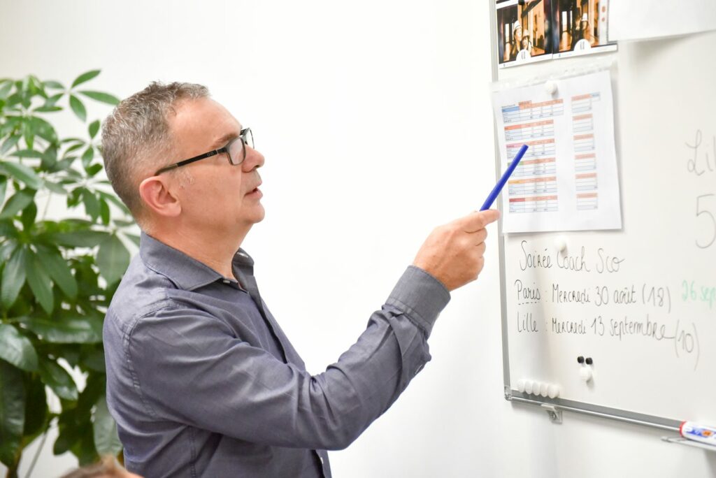 Formateur présentant un outil de coaching au tableau
